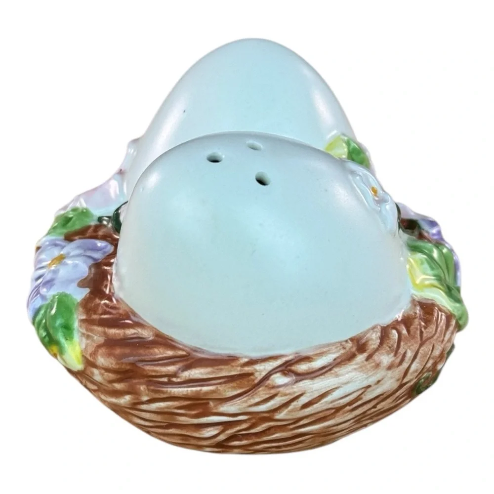Avon Gift Collection Springtime Salt and Pepper Shakers Duck and Eggs Shakers